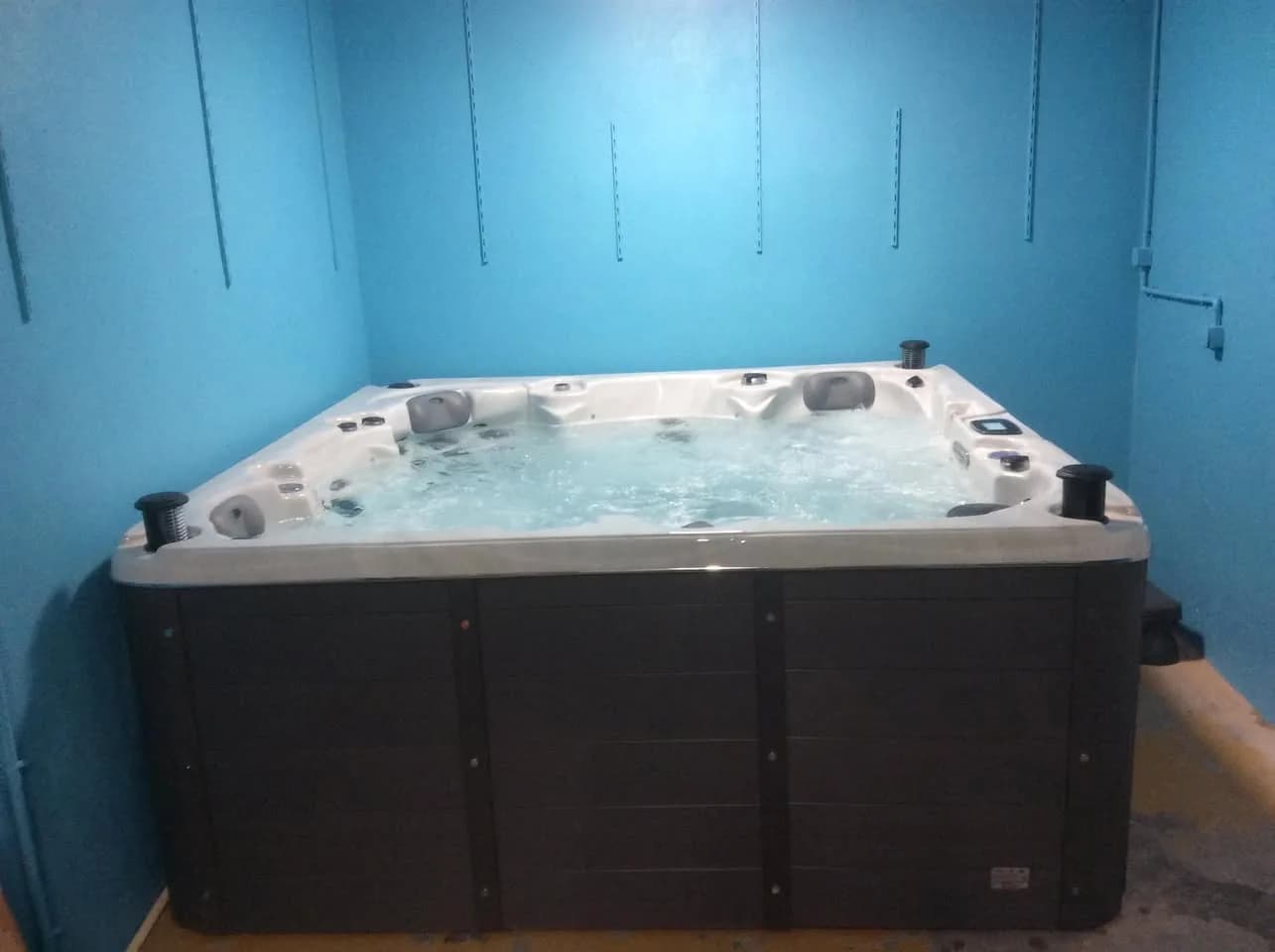 Installation d'un spa Vancouver Full option à Créteil, en intérieur, dans une pièce aux murs bleus