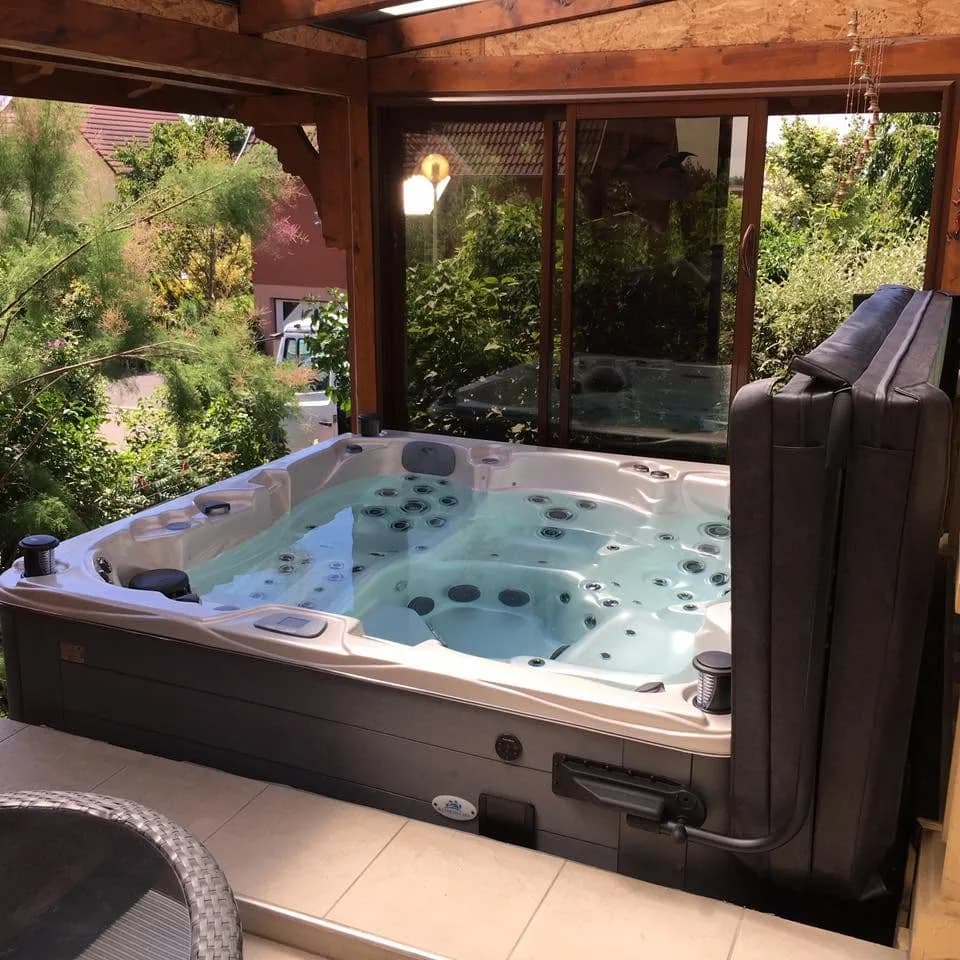 Installation d'un spa Vancouver Full option à Dambach-la-Ville, autre vue du chantier