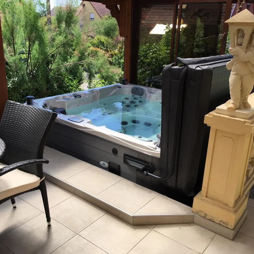 Installation d'un spa Vancouver Full option à Dambach-la-Ville, autre vue du chantier