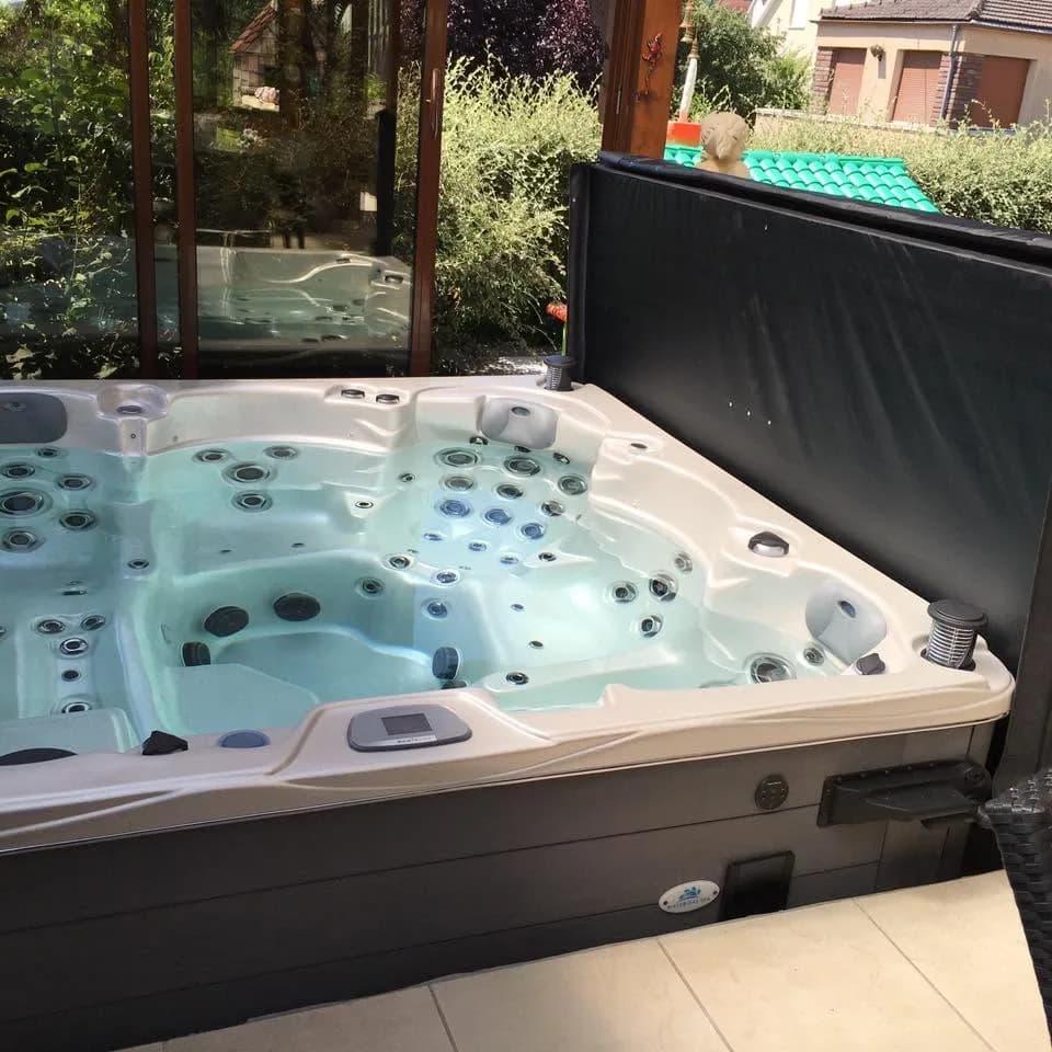 Installation d'un spa Vancouver Full option à Dambach-la-Ville, autre vue du chantier