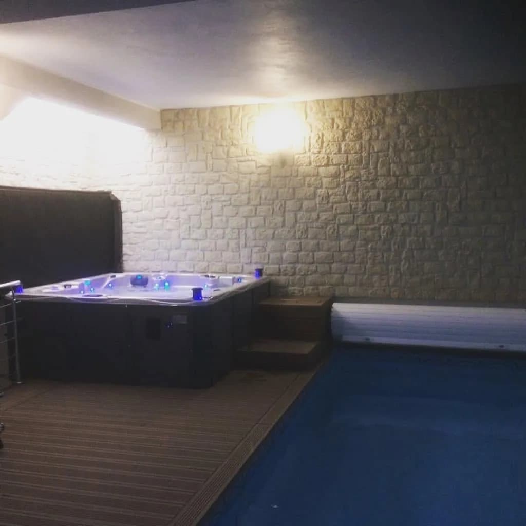 Installation d'un spa Vancouver Full option dans l'Aisne, en intérieur, à côté d'une piscine couverte