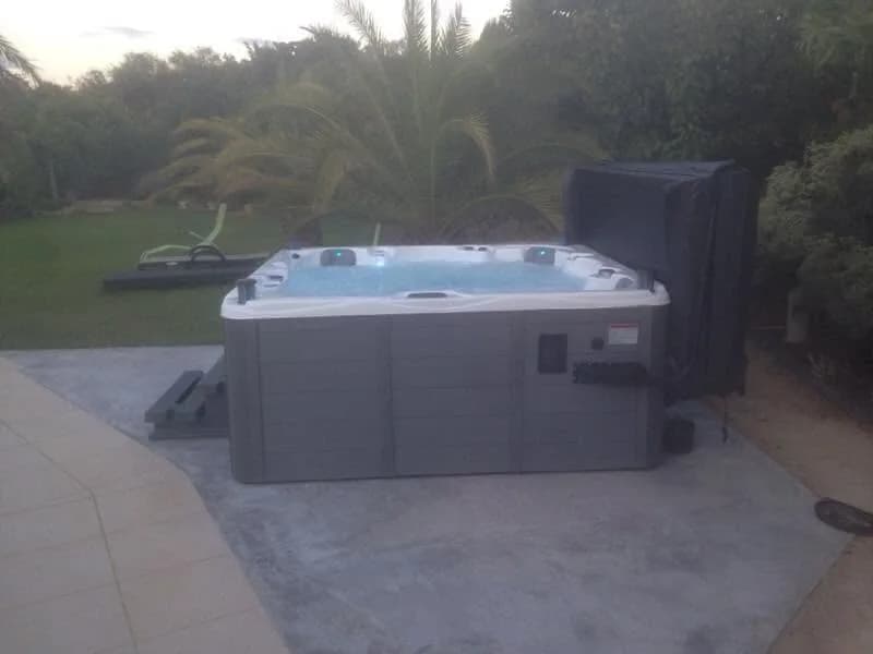 Installation d'un spa Vancouver Full option dans l'Hérault, autre vue du chantier