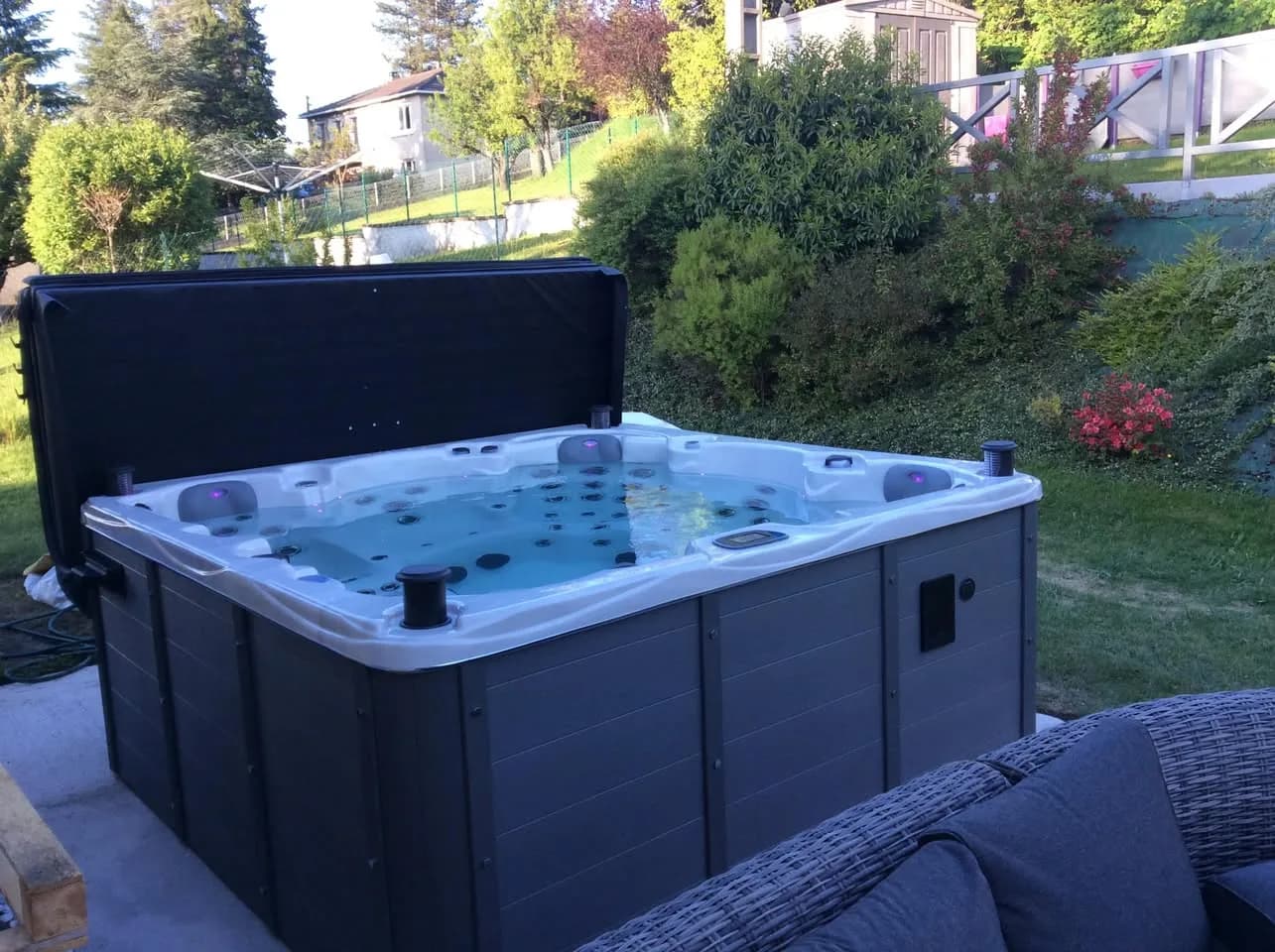Installation d'un spa Vancouver Full option dans la Loire, dans un jardin, lève-couverture