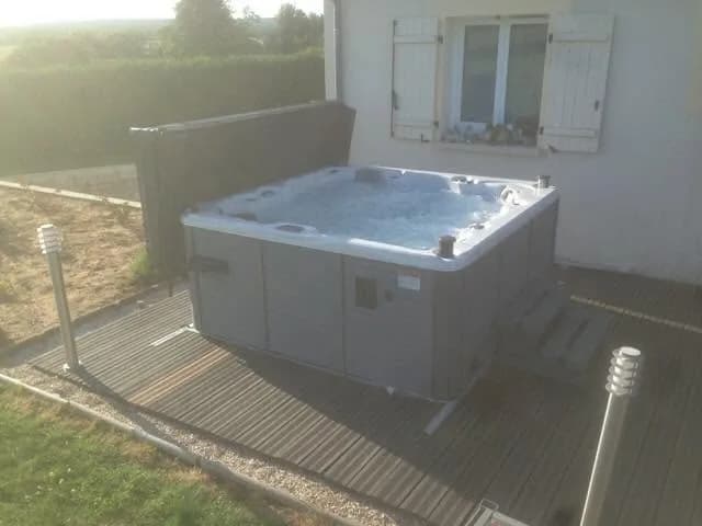 Installation d'un spa Vancouver Full option dans la Nièvre, sur une terrasse en bois contre la maison