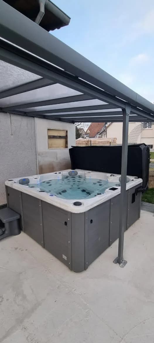 Installation d'un spa Vancouver Full option dans le Bas-Rhin, sous une pergola, marchepied