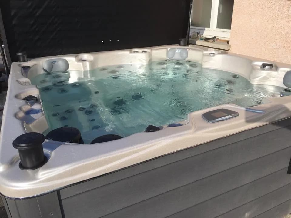 Installation d'un spa Vancouver Full option dans le Doubs, autre vue du chantier