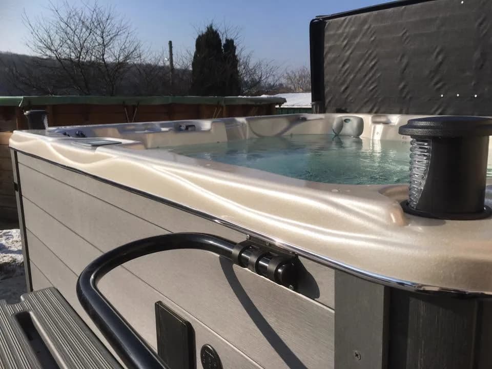 Installation d'un spa Vancouver Full option dans le Doubs, autre vue du chantier