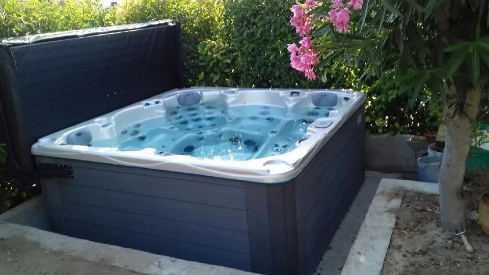 Installation d'un spa Vancouver Full option dans le Var, dans un jardin à côté de lauriers-roses