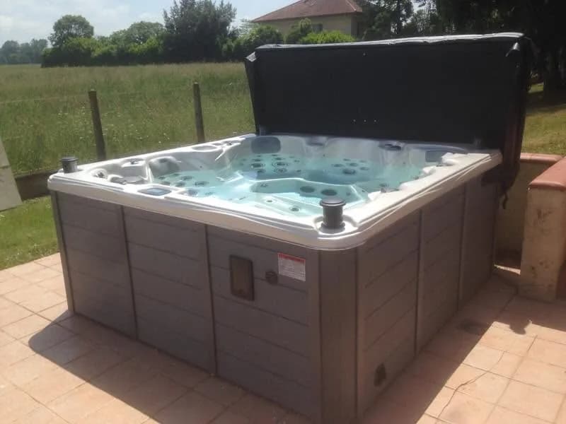 Installation d'un spa Vancouver Full option dans les Hautes-Pyrénées, sur une terrasse carrelée au bord d'une prairie