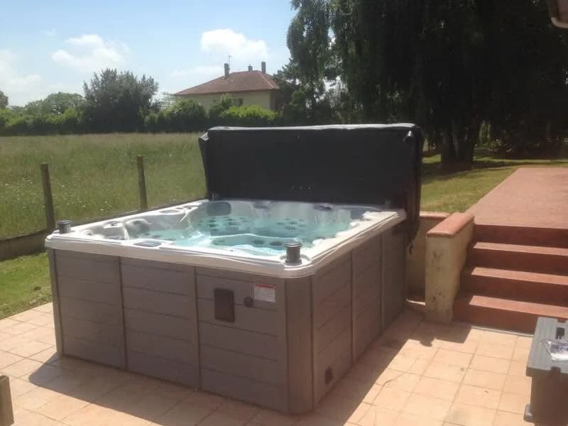 Installation d'un spa Vancouver Full option dans les Hautes-Pyrénées, autre vue du chantier