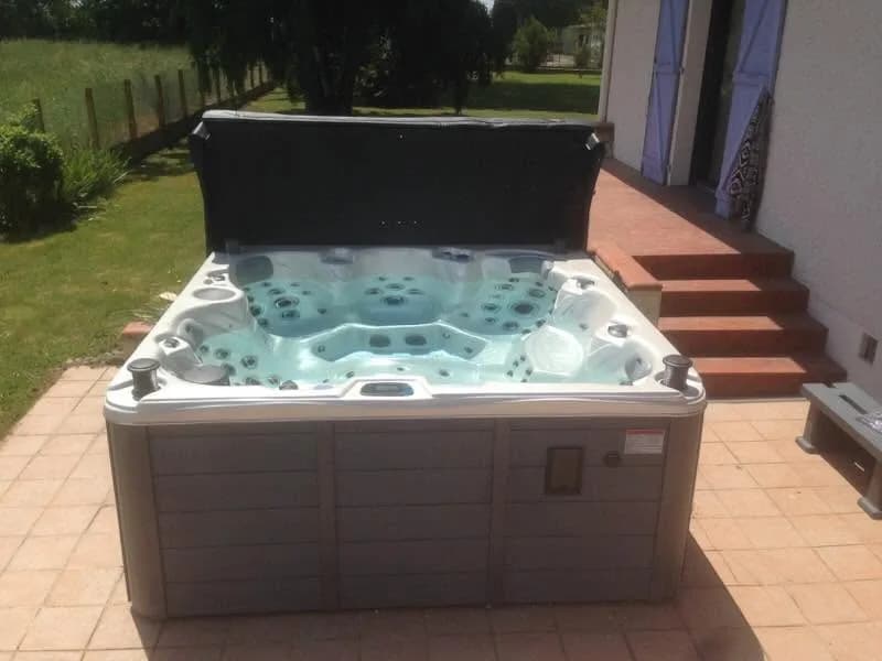 Installation d'un spa Vancouver Full option dans les Hautes-Pyrénées, autre vue du chantier