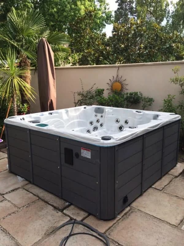 Installation d'un spa Vancouver Full option dans les Yvelines, sur une terrasse dallée