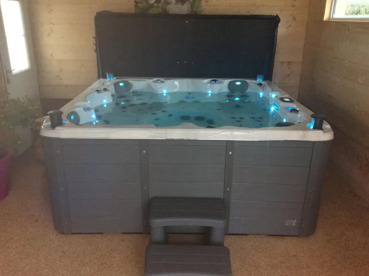 Installation d'un spa Vancouver Full option à Domessin, en intérieur dans un chalet en bois