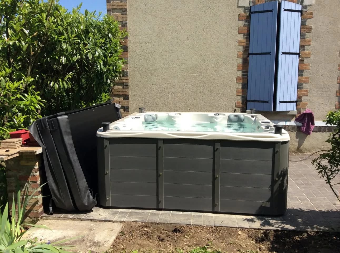 Installation d'un spa Vancouver Full option à Égriselles-le-Bocage, sur un dallage pavé, lève-couverture