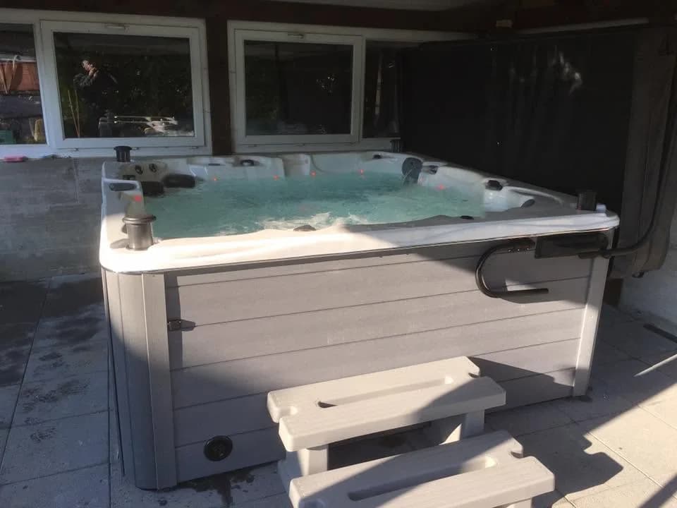 Installation d'un spa Vancouver Full option à Emlingen, sous une terrasse couverte, barre d'appui