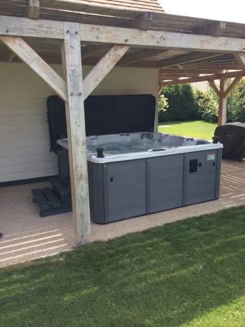 Installation d'un spa Vancouver Full option en Côte-d'Or, sous une pergola en bois