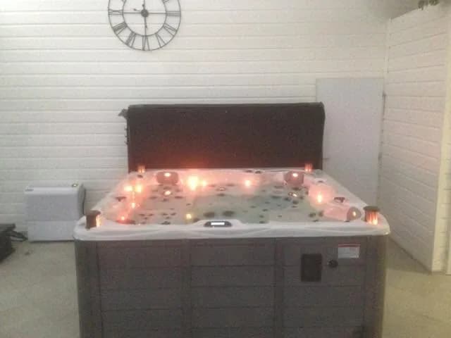 Installation d'un spa Vancouver Full option en Dordogne, en intérieur contre un mur de briques blanches