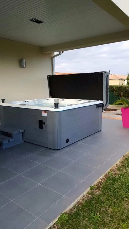 Installation d'un spa Vancouver Full option en Haute-Garonne, sous une terrasse couverte, éclairage LED