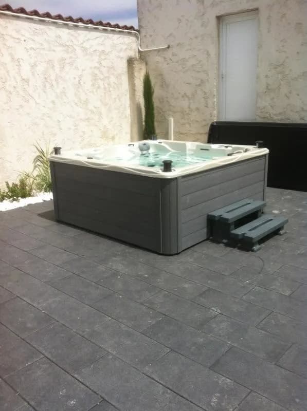 Installation d'un spa Vancouver Full option en Haute-Marne, sur une terrasse carrelée, marchepied