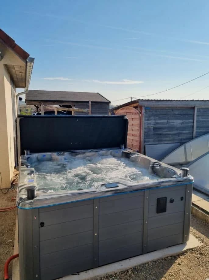 Installation d'un spa Vancouver Full option en Haute-Saône, sur une dalle, lève-couverture