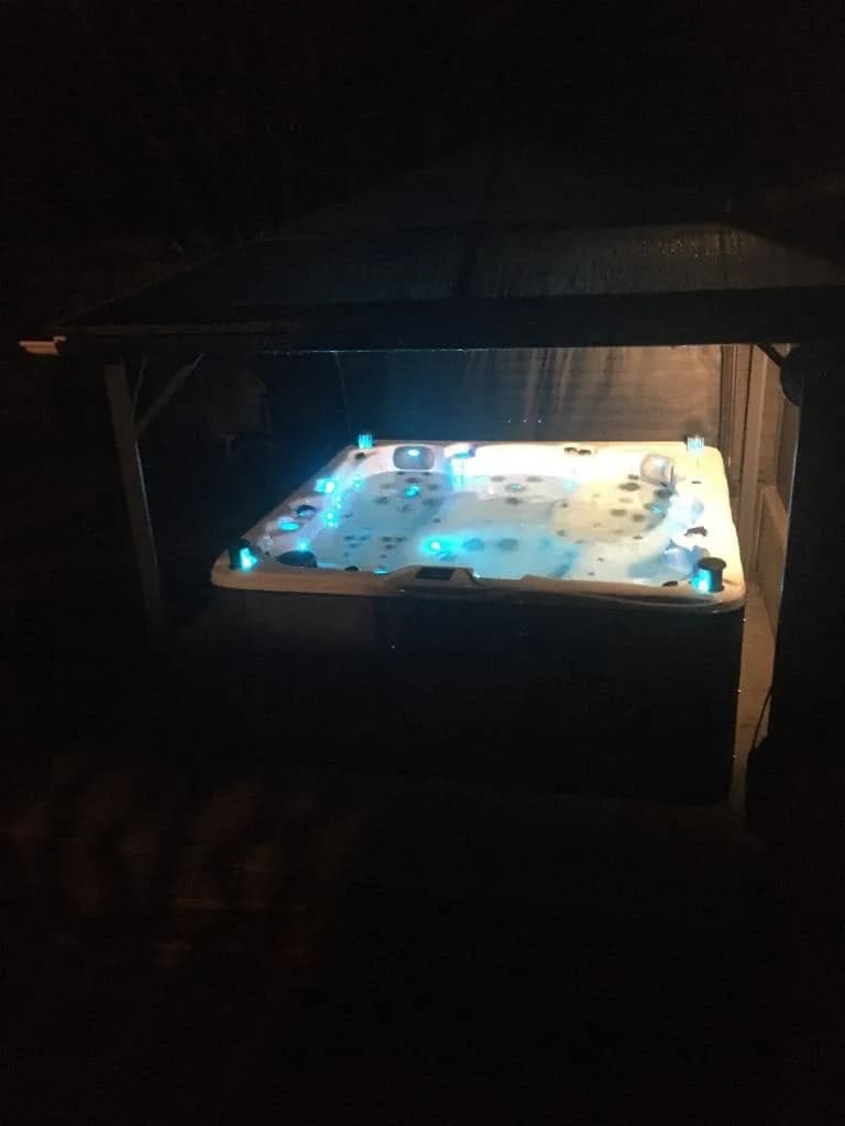 Installation d'un spa Vancouver Full option en Haute-Savoie, sous un abri, éclairage LED