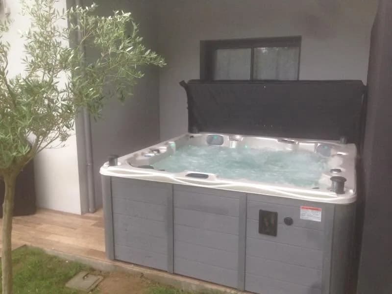 Installation d'un spa Vancouver Full option en Loire-Atlantique, devant la maison au pied d'un olivier