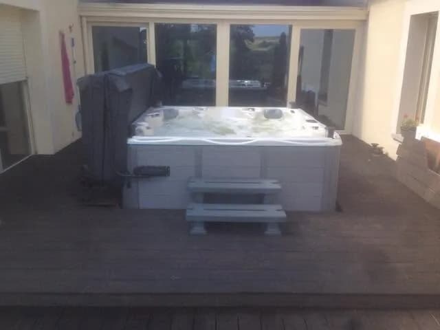 Installation d'un spa Vancouver Full option en Meurthe-et-Moselle, sur une terrasse devant la baie vitrée