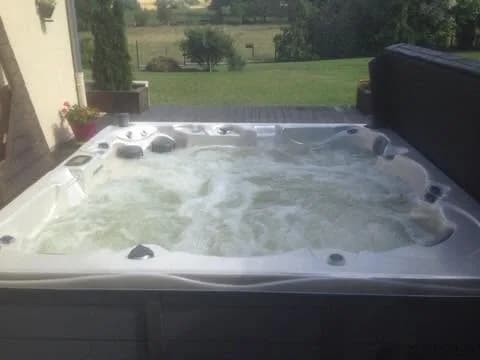 Installation d'un spa Vancouver Full option en Meurthe-et-Moselle, autre vue du chantier