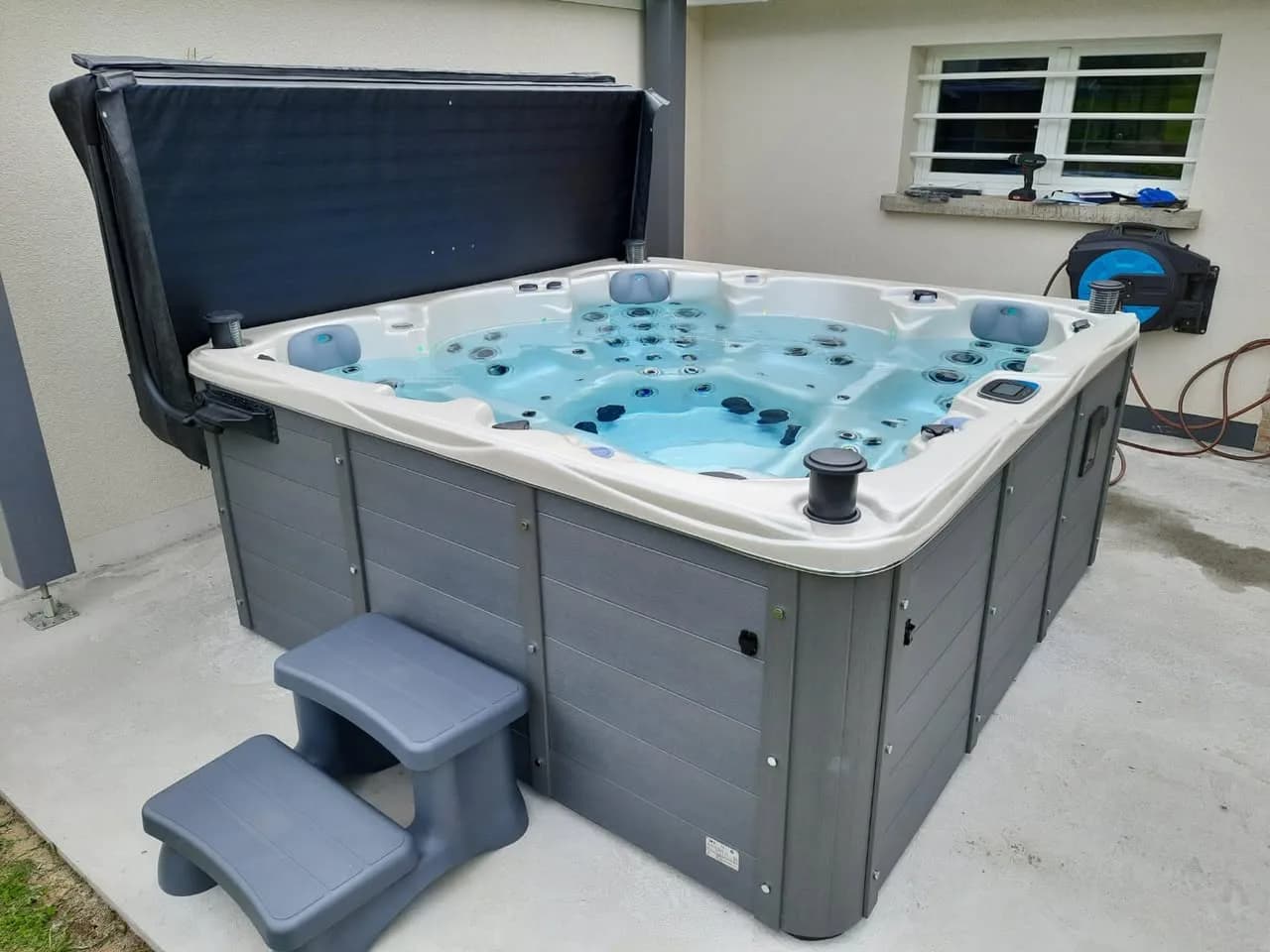Installation d'un spa Vancouver Full option en Moselle, sur une dalle, lève-couverture et marchepied