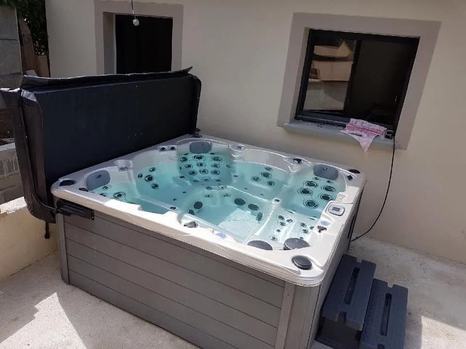 Installation d'un spa Vancouver Full option en Seine-Saint-Denis, contre la maison, lève-couverture