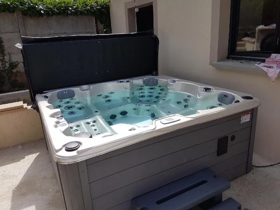 Installation d'un spa Vancouver Full option en Seine-Saint-Denis, autre vue du chantier
