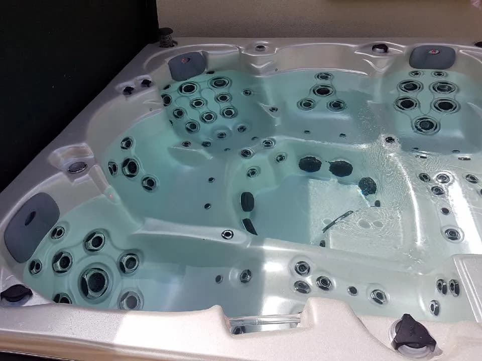 Installation d'un spa Vancouver Full option en Seine-Saint-Denis, autre vue du chantier
