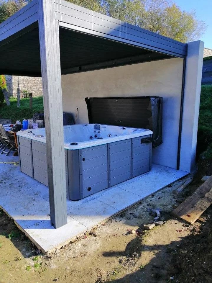 Installation d'un spa Vancouver Full option à Épinal, sous une pergola, lève-couverture