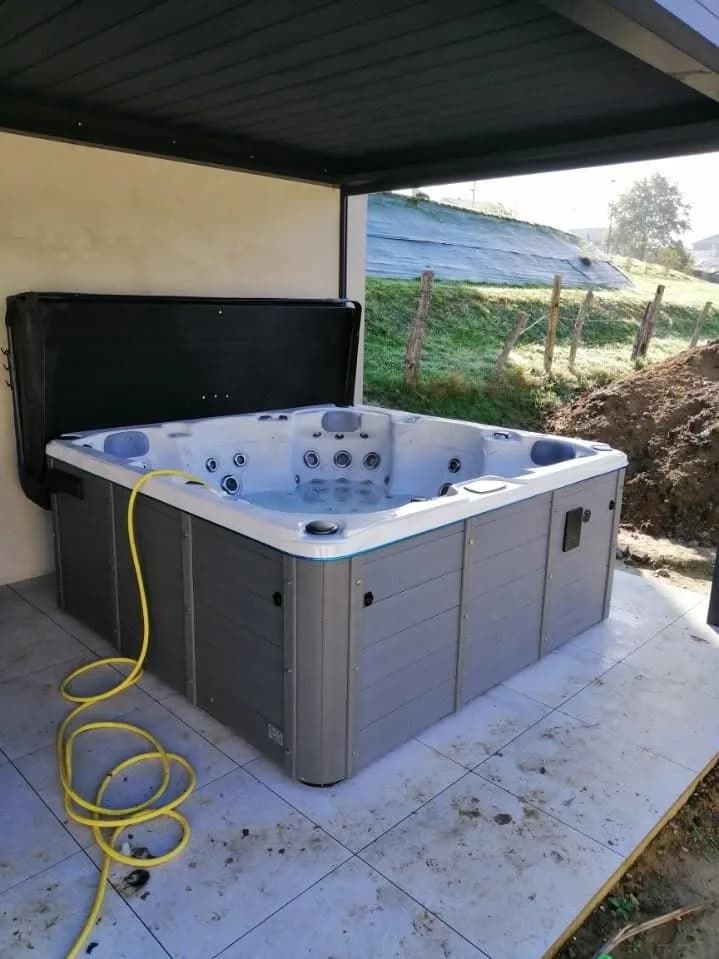 Installation d'un spa Vancouver Full option à Épinal, autre vue du chantier