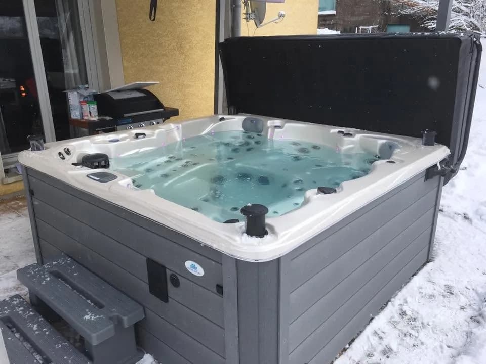 Installation d'un spa Vancouver Full option à Essert, dans la neige, marchepied et lève-couverture