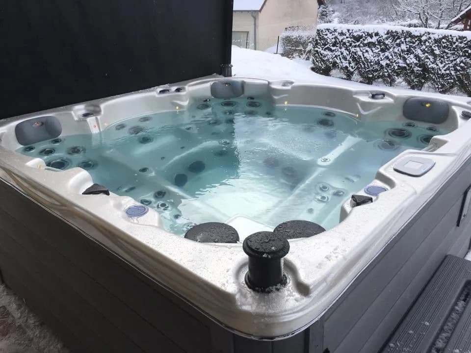 Installation d'un spa Vancouver Full option à Essert, autre vue du chantier