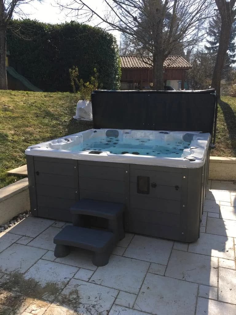 Installation d'un spa Vancouver Full option à Eyzin-Pinet, sur une dalle, marchepied