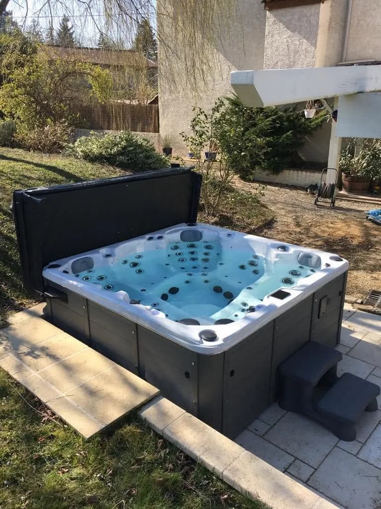 Installation d'un spa Vancouver Full option à Eyzin-Pinet, autre vue du chantier