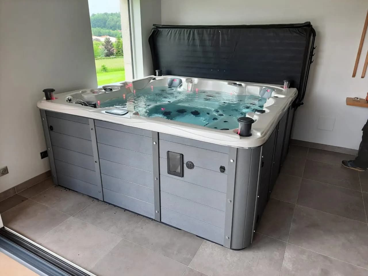 Installation d'un spa Vancouver Full option à Favières, en intérieur sur un sol carrelé