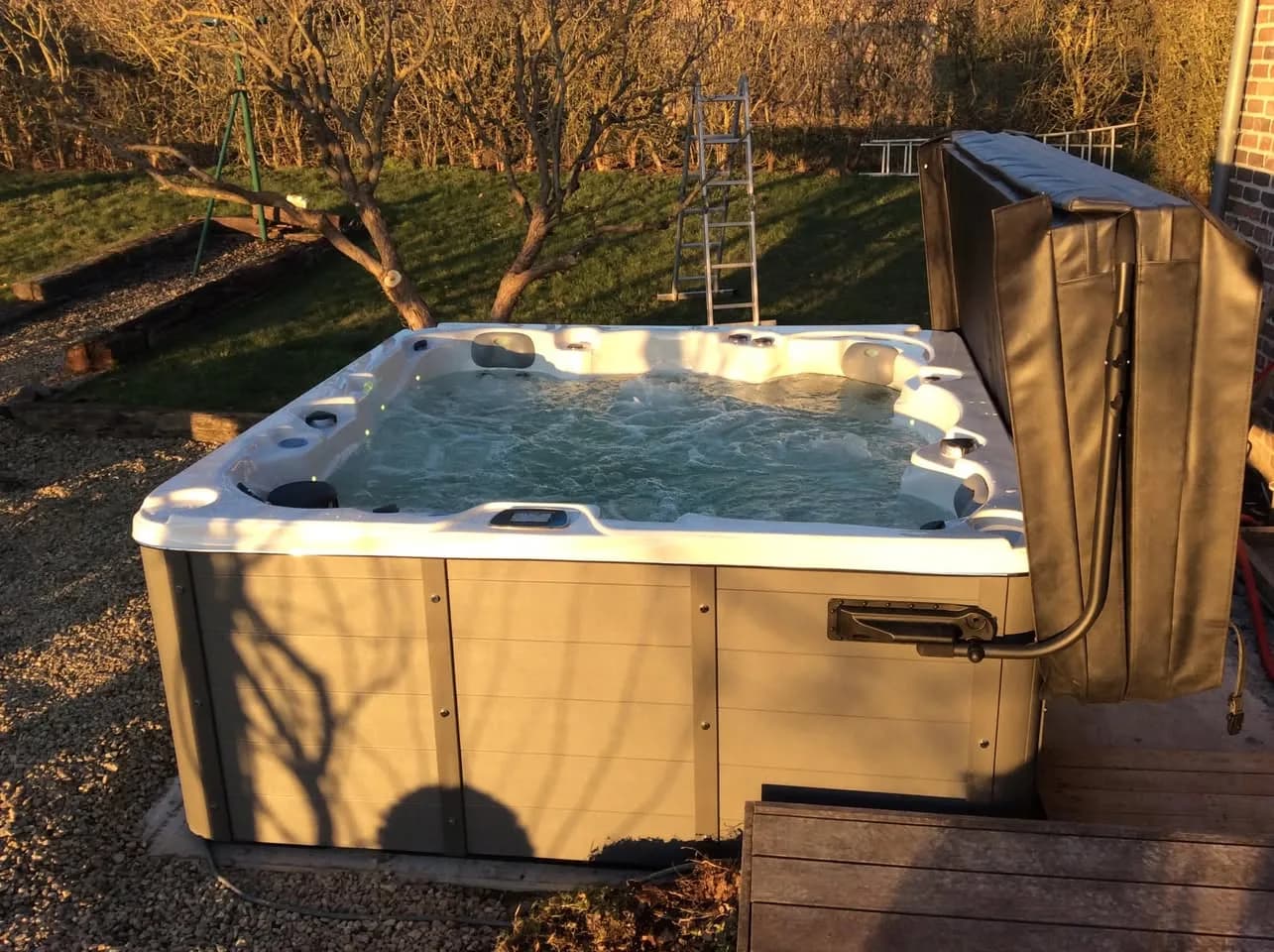 Installation d'un spa Vancouver Full option à Feschaux, autre vue du chantier
