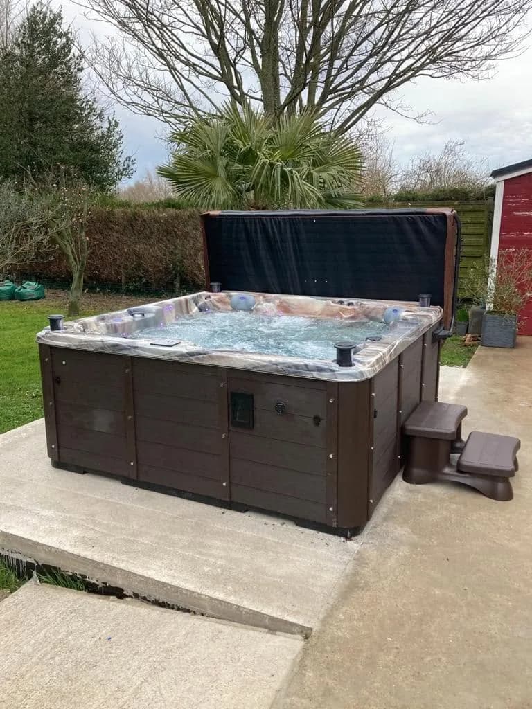 Installation d'un spa Vancouver Full option à Fréthun, sur une dalle en béton, cuve Tuscan Sun