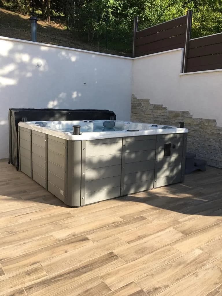 Installation d'un spa Vancouver Full option à Froges, sur une terrasse avec vue sur les montagnes