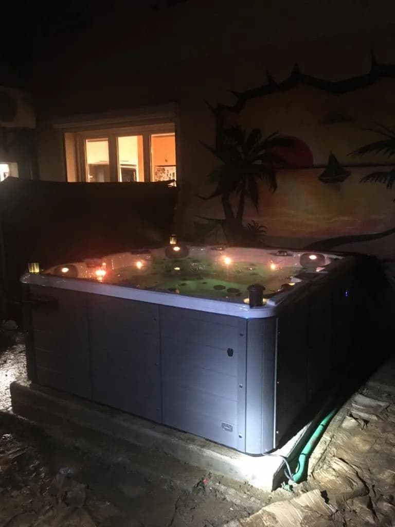 Installation d'un spa Vancouver Full option à Gien, de nuit, éclairage LED