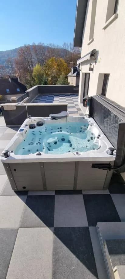 Installation d'un spa Vancouver Full option à Guebwiller, sur une terrasse carrelée, marchepied