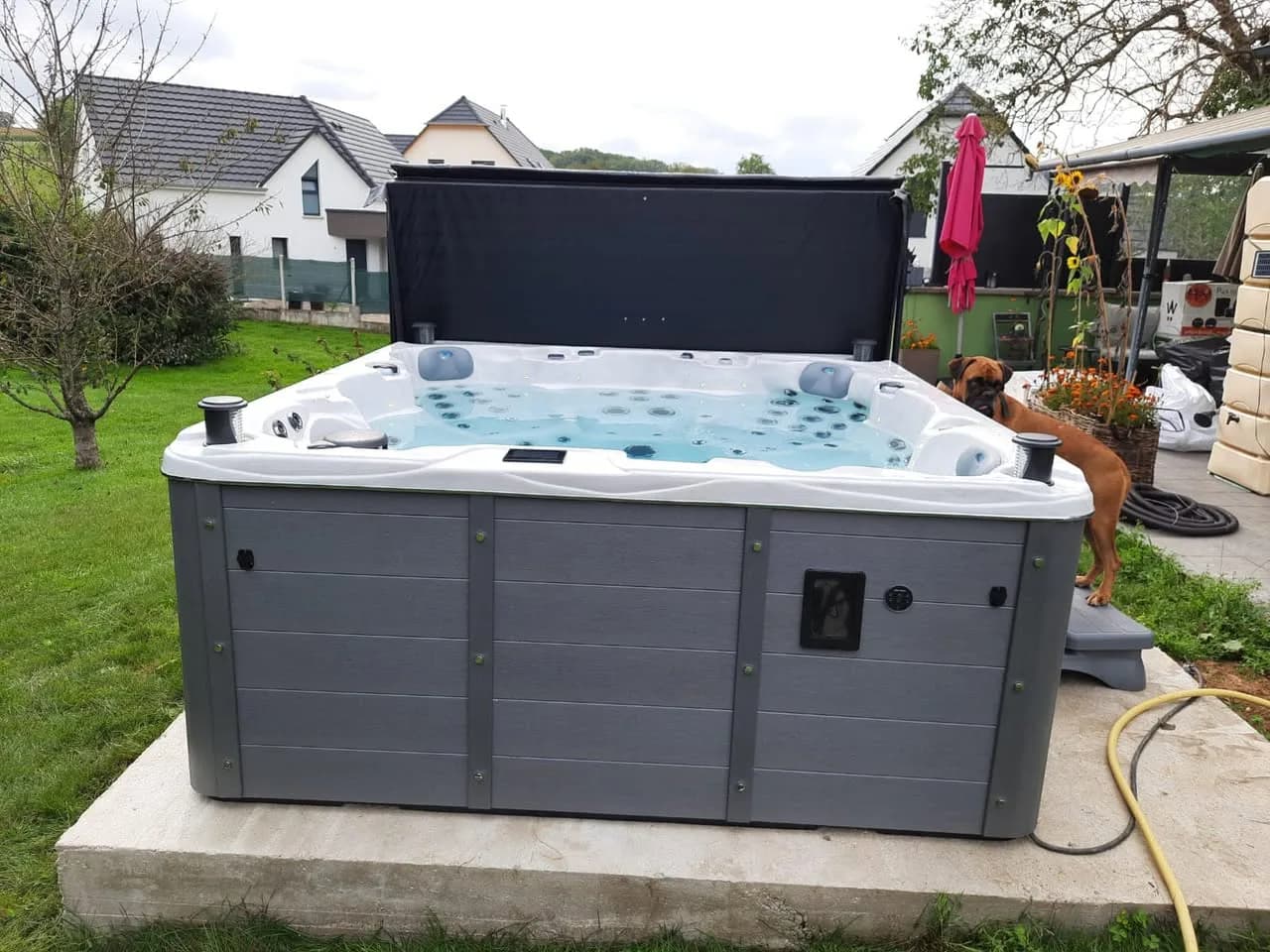 Installation d'un spa Vancouver Full option à Heidwiller, sur une dalle béton dans le jardin