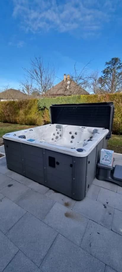 Installation d'un spa Vancouver Full option à Illzach, sur une terrasse pavée