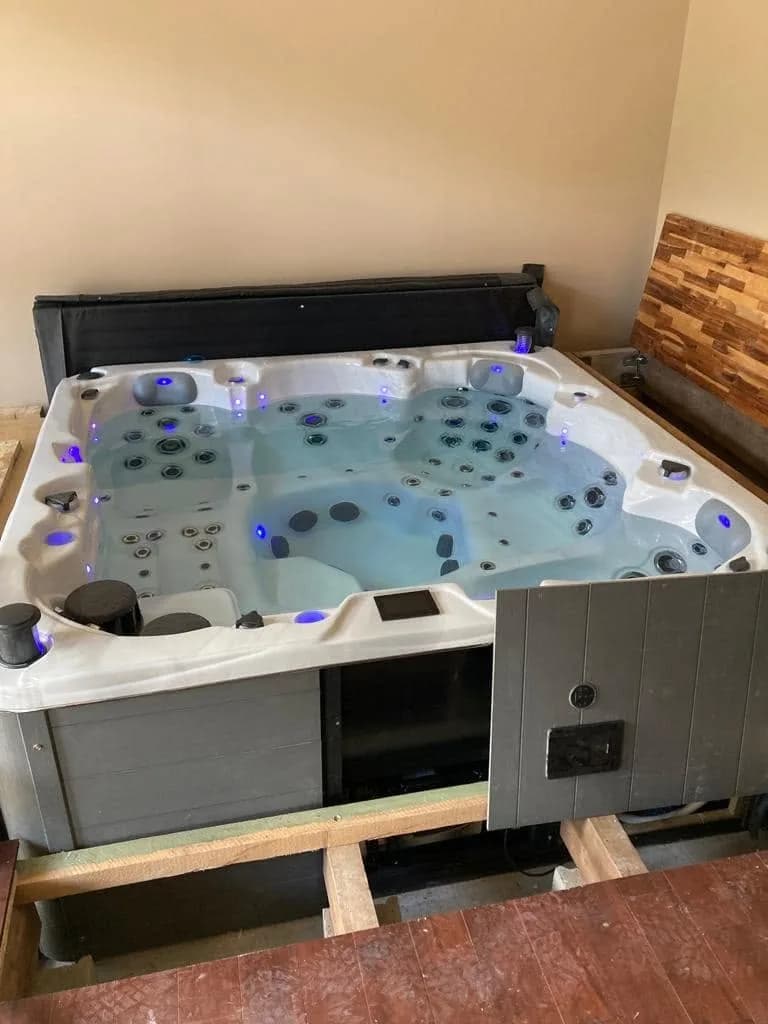 Installation d'un spa Vancouver Full option à La Croix-en-Touraine, à l'intérieur, sol en terre cuite