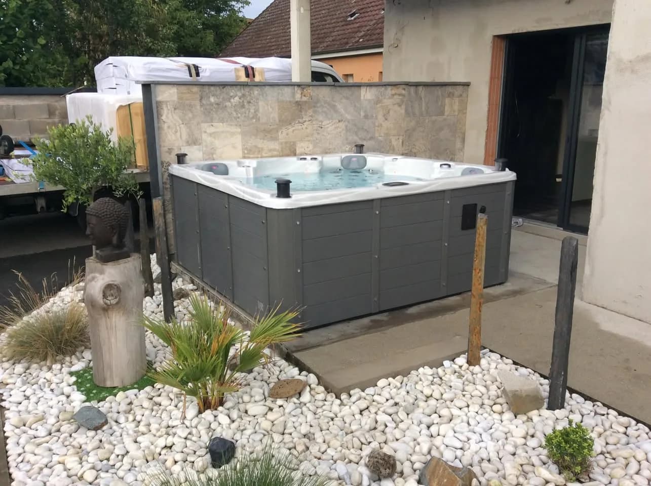 Installation d'un spa Vancouver Full option à Le Breil-sur-Mérize, autre vue du chantier