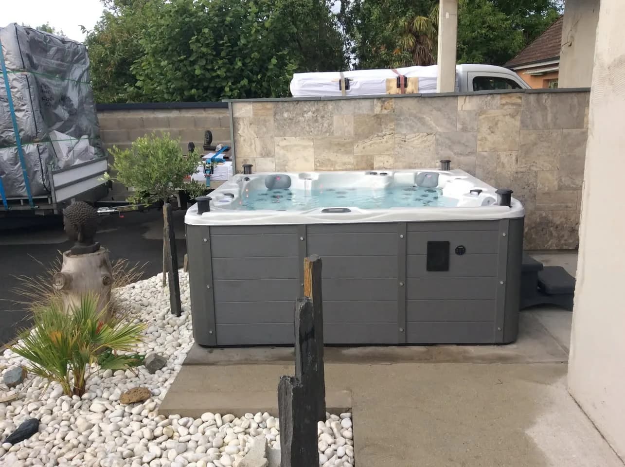 Installation d'un spa Vancouver Full option à Le Breil-sur-Mérize, autre vue du chantier