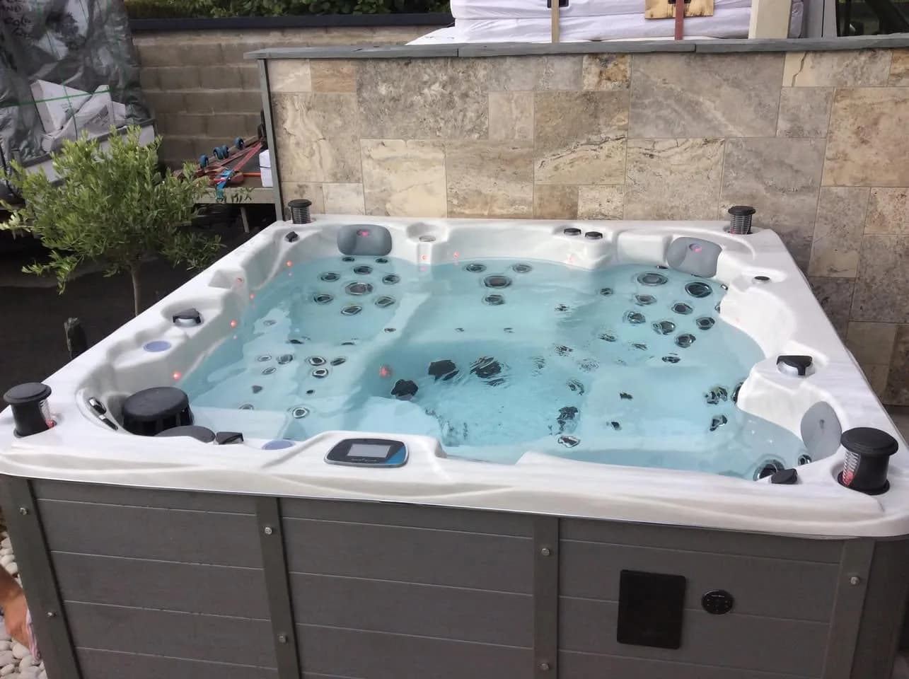 Installation d'un spa Vancouver Full option à Le Breil-sur-Mérize, autre vue du chantier